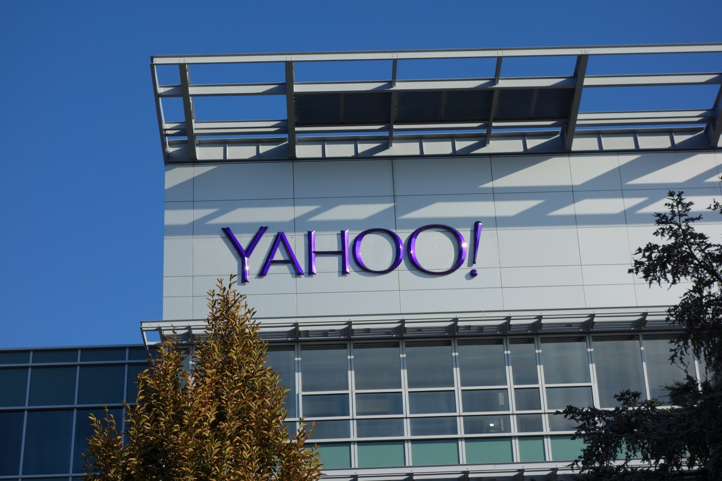 Yahoo Makes Move to Secure Workers in a Sale