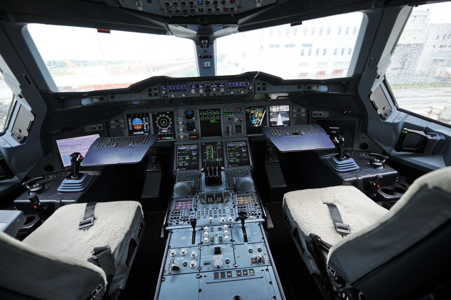 The cockpit of the Qantas Airbus A380 je