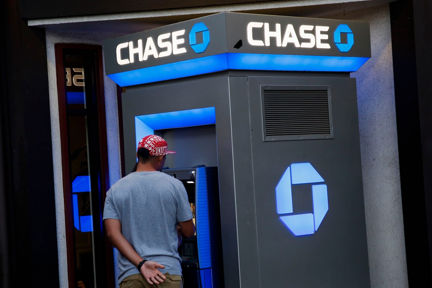 JPMorgan Chase & Co. And Wells Fargo & Co. Bank Branches Ahead Of Earnings