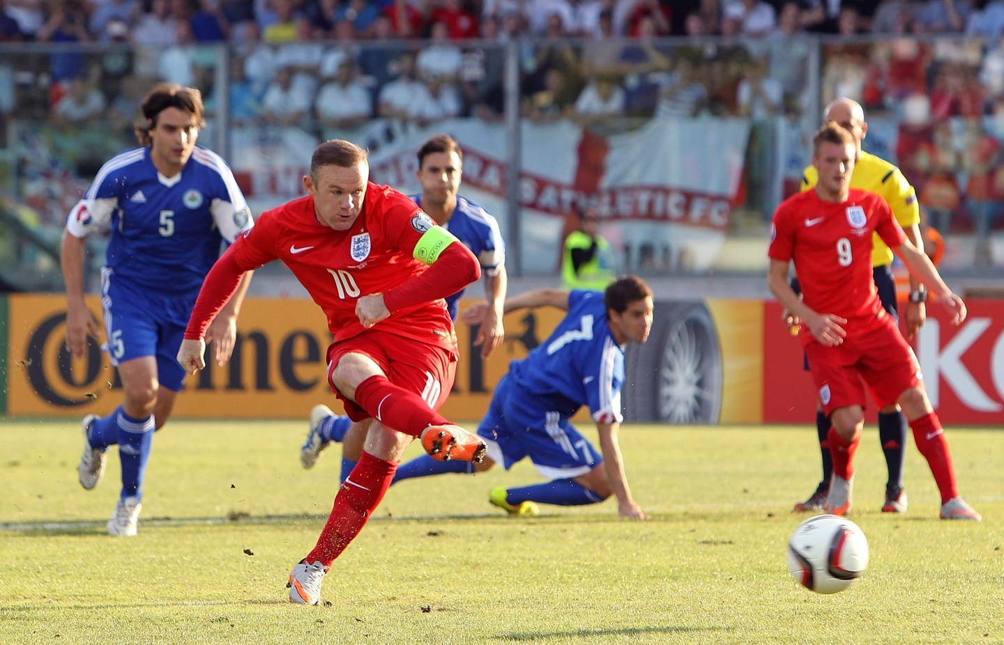 SAN MARINO, ITALY - SEPTEMBER 05: Wayne Rooney of England scores the opening goal from the penalty spot during the UEFA EURO 2016 Qualifier between San Marino and England at Stadio Olimpico on September 5, 2015 in San Marino, Italy. (Photo by Marco Luzzani/Getty Images)