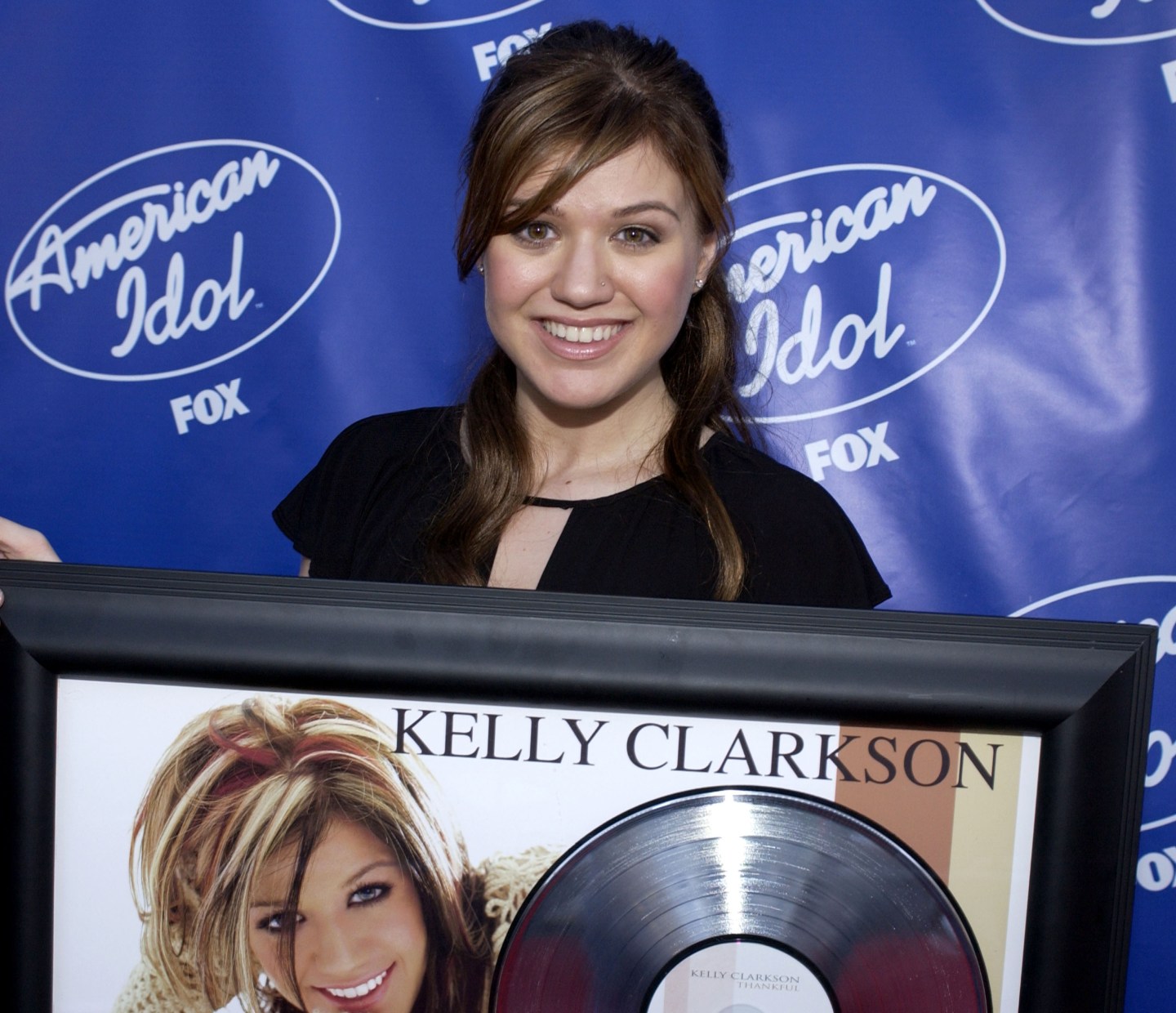 "American Idol" Season 2 Finale - Kelly Clarkson Receives Her Platinum Album Backstage