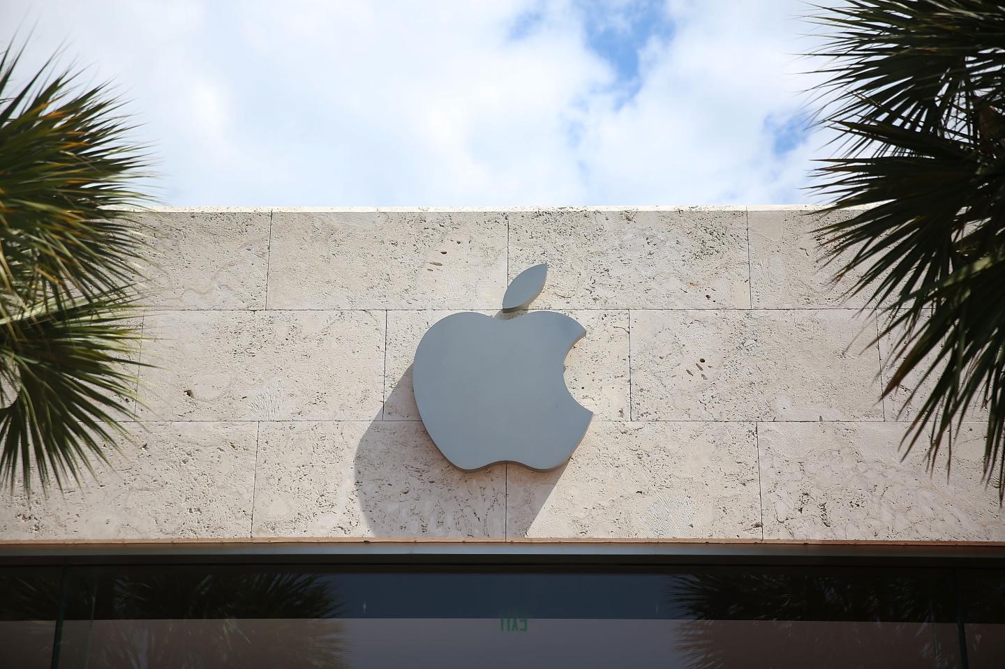 Apple to Review Cellphone in Missing Florida Teens Case