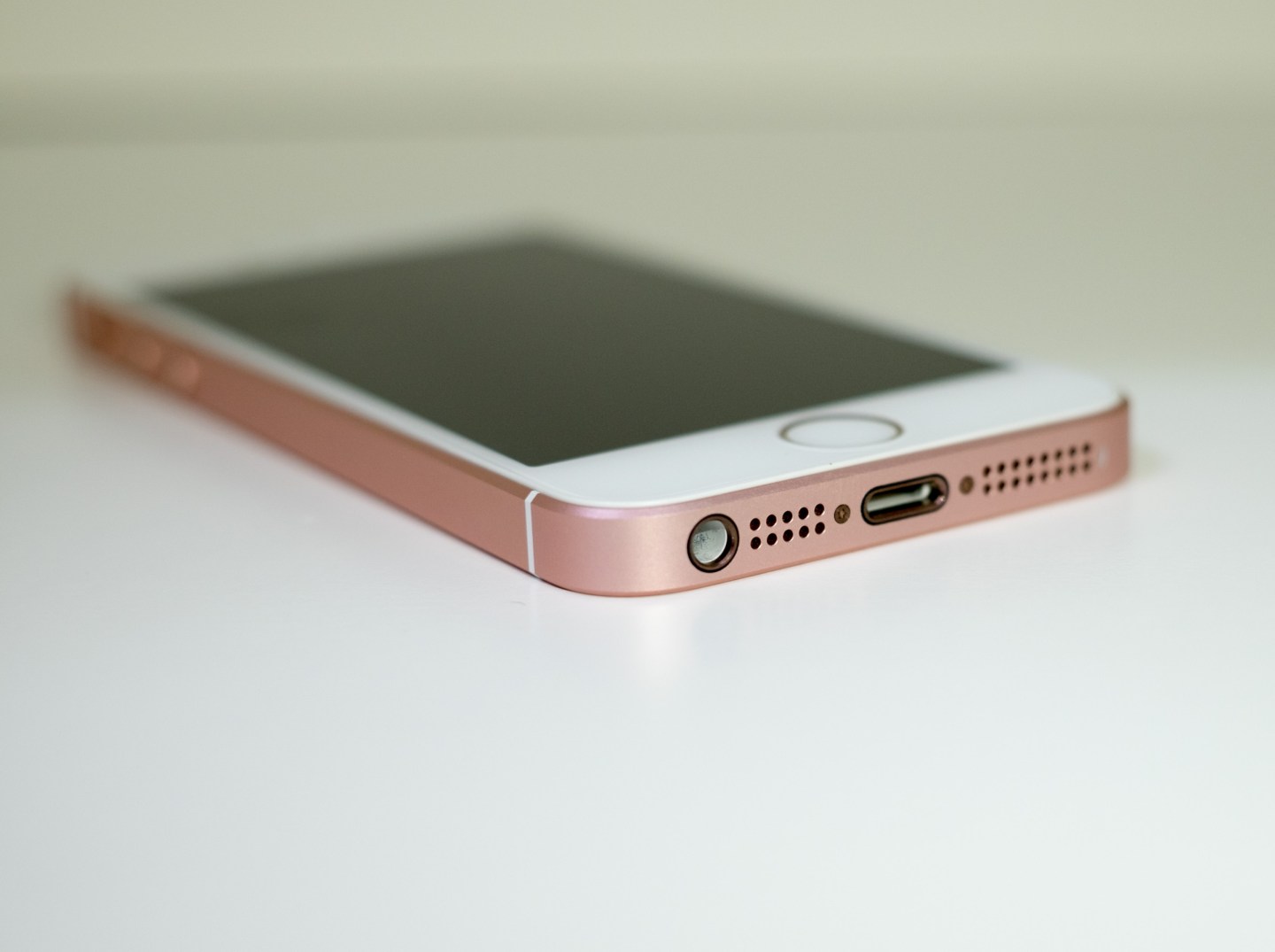 Apple iPhone SE Bottom