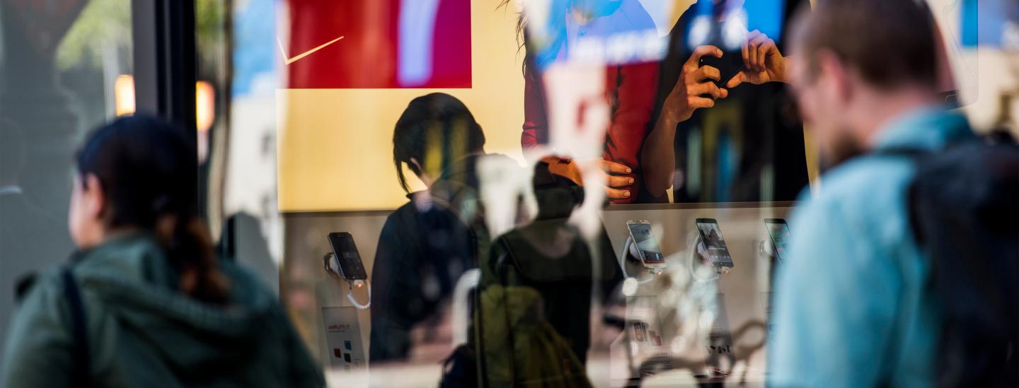 A Verizon Communications Inc. Store Ahead Of Earnings Figures