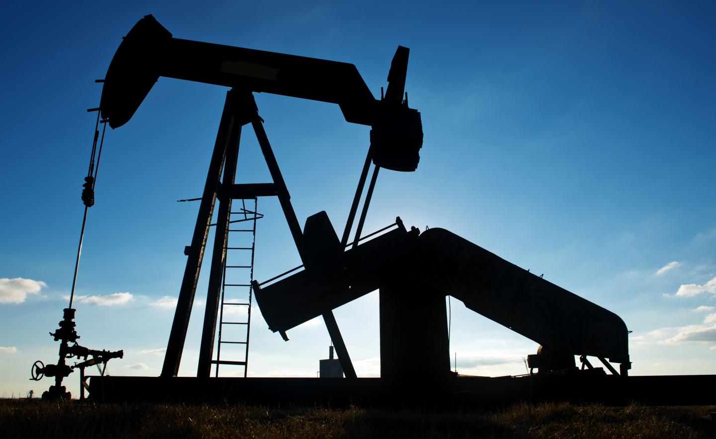 Views Of Tankers &amp; Refineries As Oil Trades Near 12-Year Low