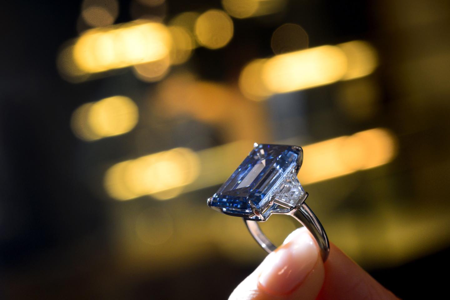 SWITZERLAND-AUCTION-DIAMOND-LUXURY-LIFESTYLE