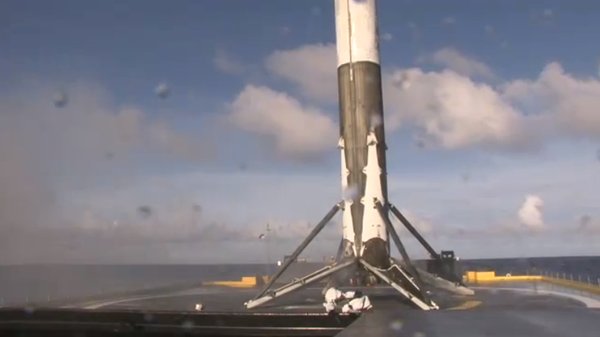 Rocket lands on drone ship