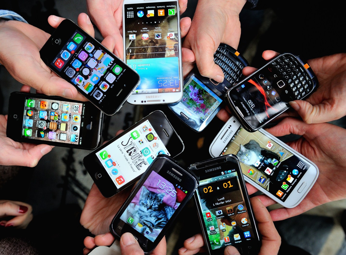 FRANCE-ECONOMY-TELECOMMUNICATION-SMARTPHONES