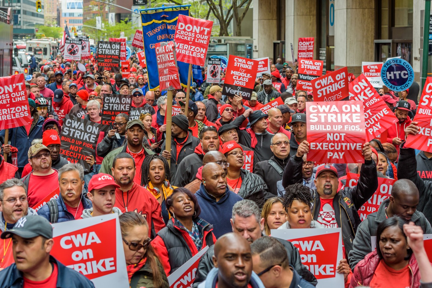 USA : NYC Verizon workers on strike for fair contract