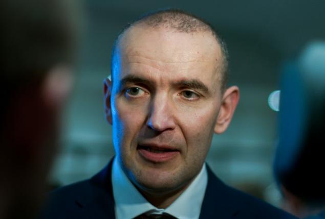 Gudni Johannesson answers journalists' questions in Kopavogur