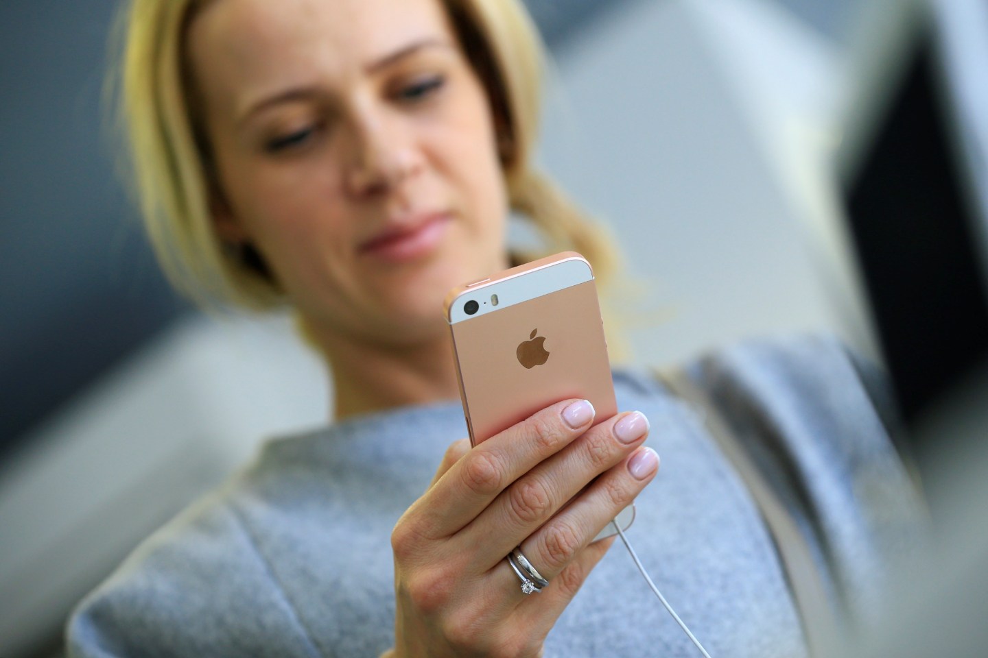 Apple Shares Jump 7%, But Long Term Questions Remain