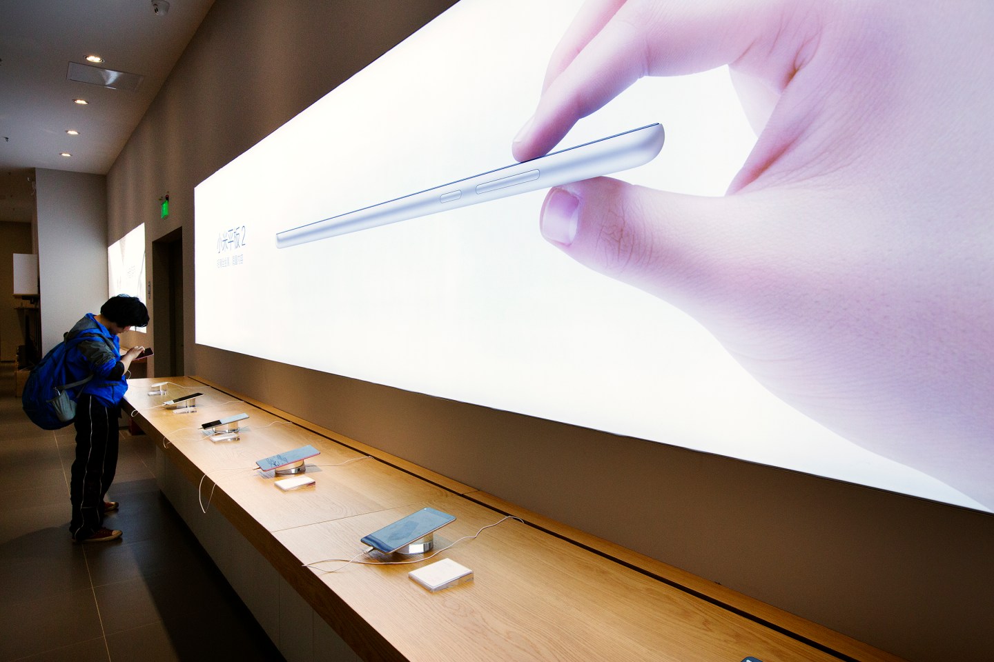 15 June, 2016 -上海 小米之家上海大悦城店西藏北路198号上海大悦城3层302-01Shanghai - Story: Xiaomi -Photo: Xiaomi store, located in a Shanghai mall. The design of the store is really similar to Apple. -Photographer: Julie Glassberg for Fortune.