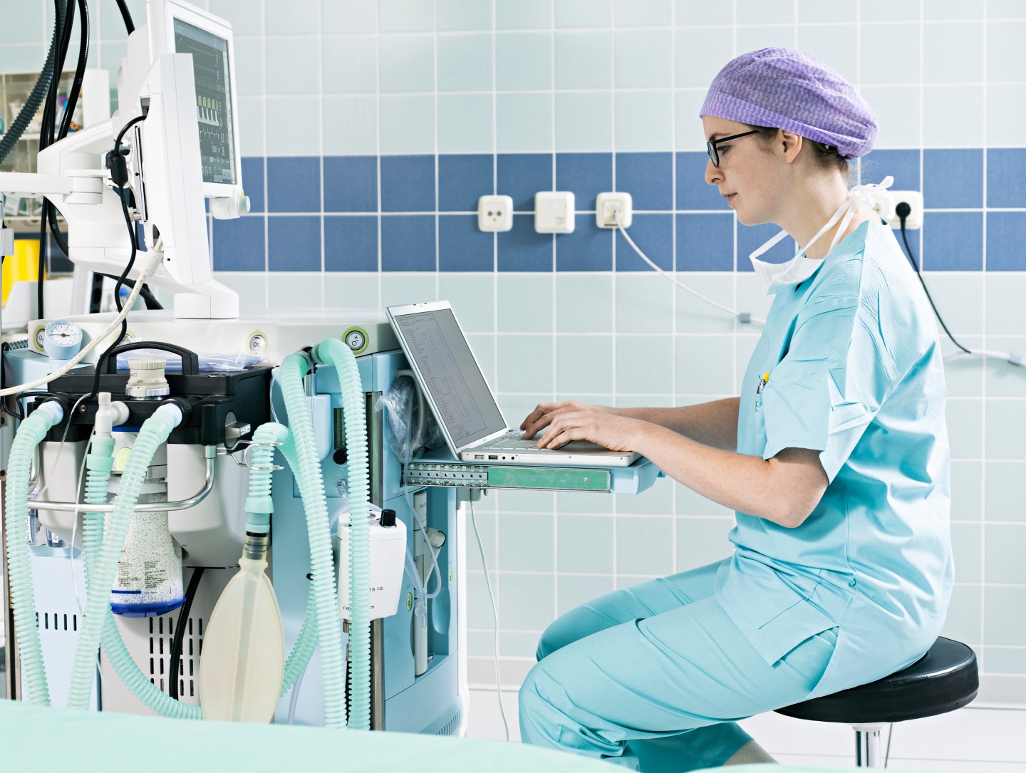 femal surgeon using laptop