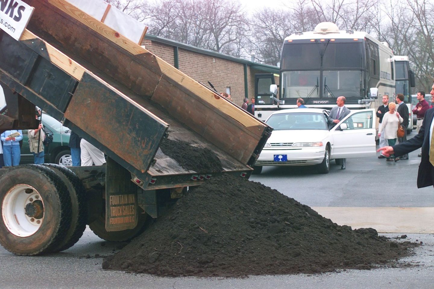 PETA protesters against the use of meat blocked Re