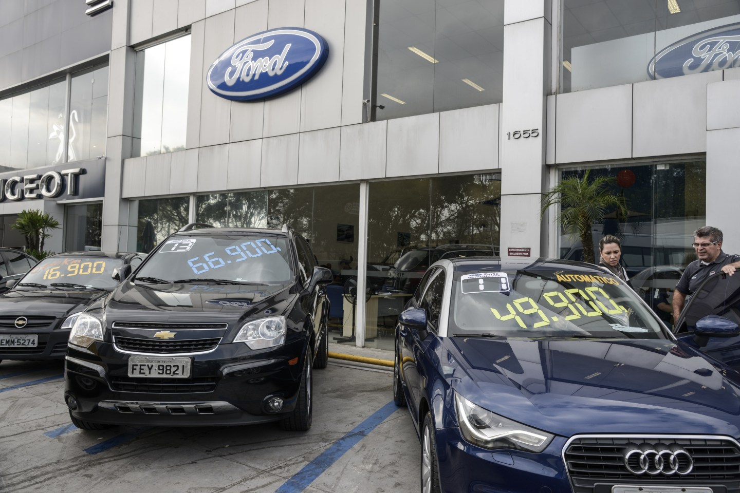 Operations Inside Brazilian Car Dealerships As Economists See Slower Inflation and Lower Rates in 2017