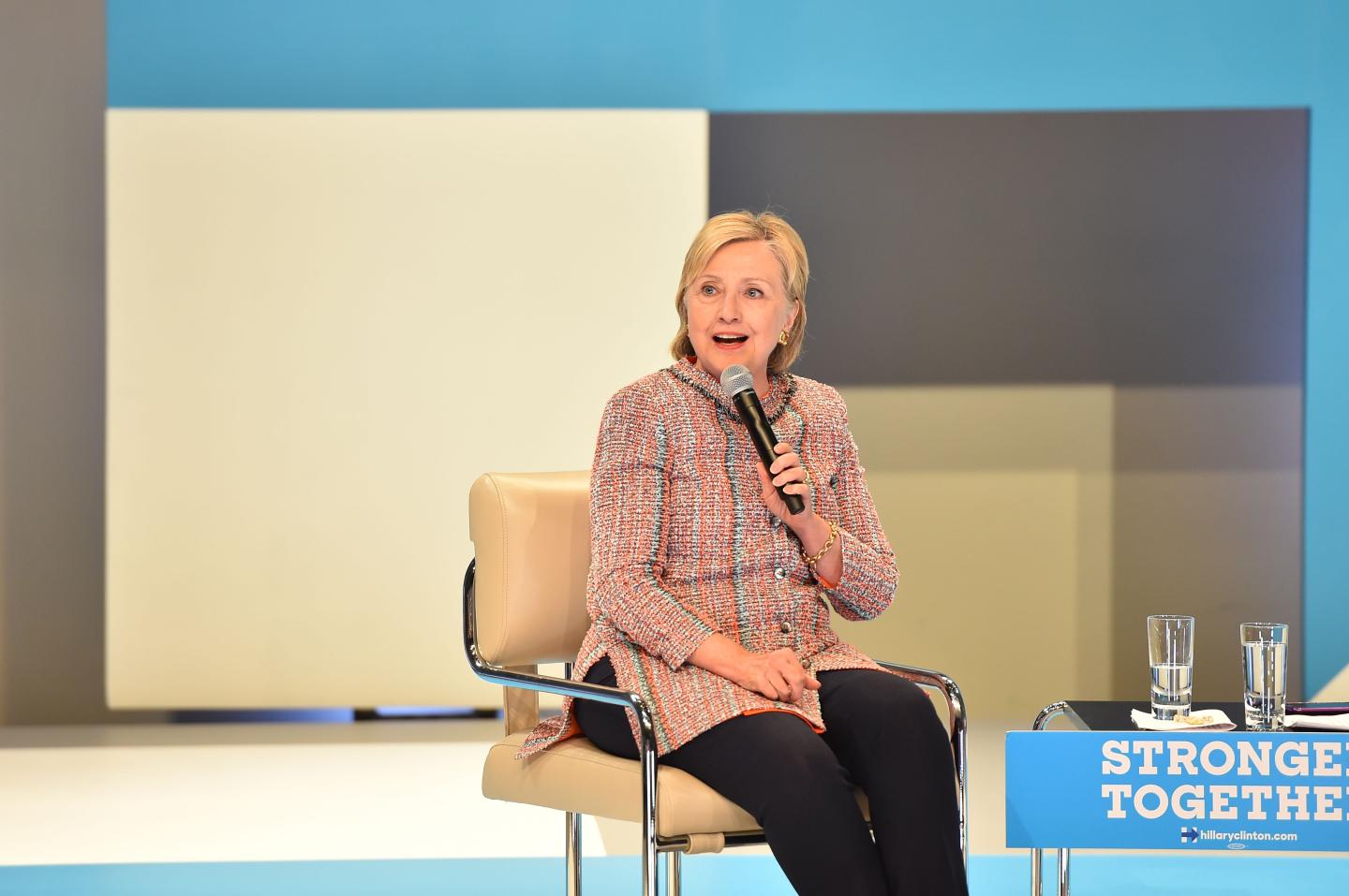 US-VOTE-CLINTON-CAMPAIGN-SOCIAL MEDIA-CONTENT-TOWN HALL