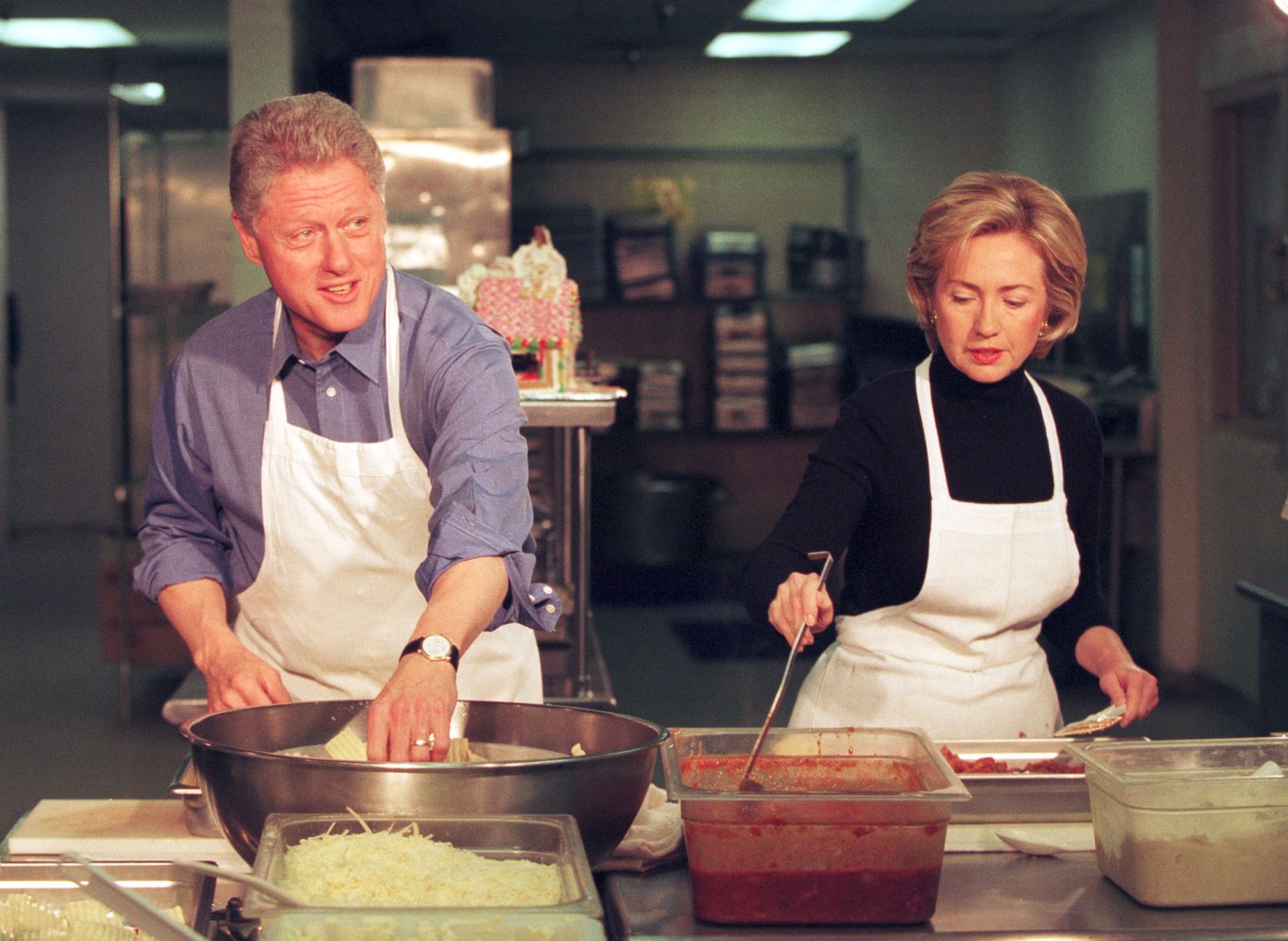 Clintons help out at homeless shelter