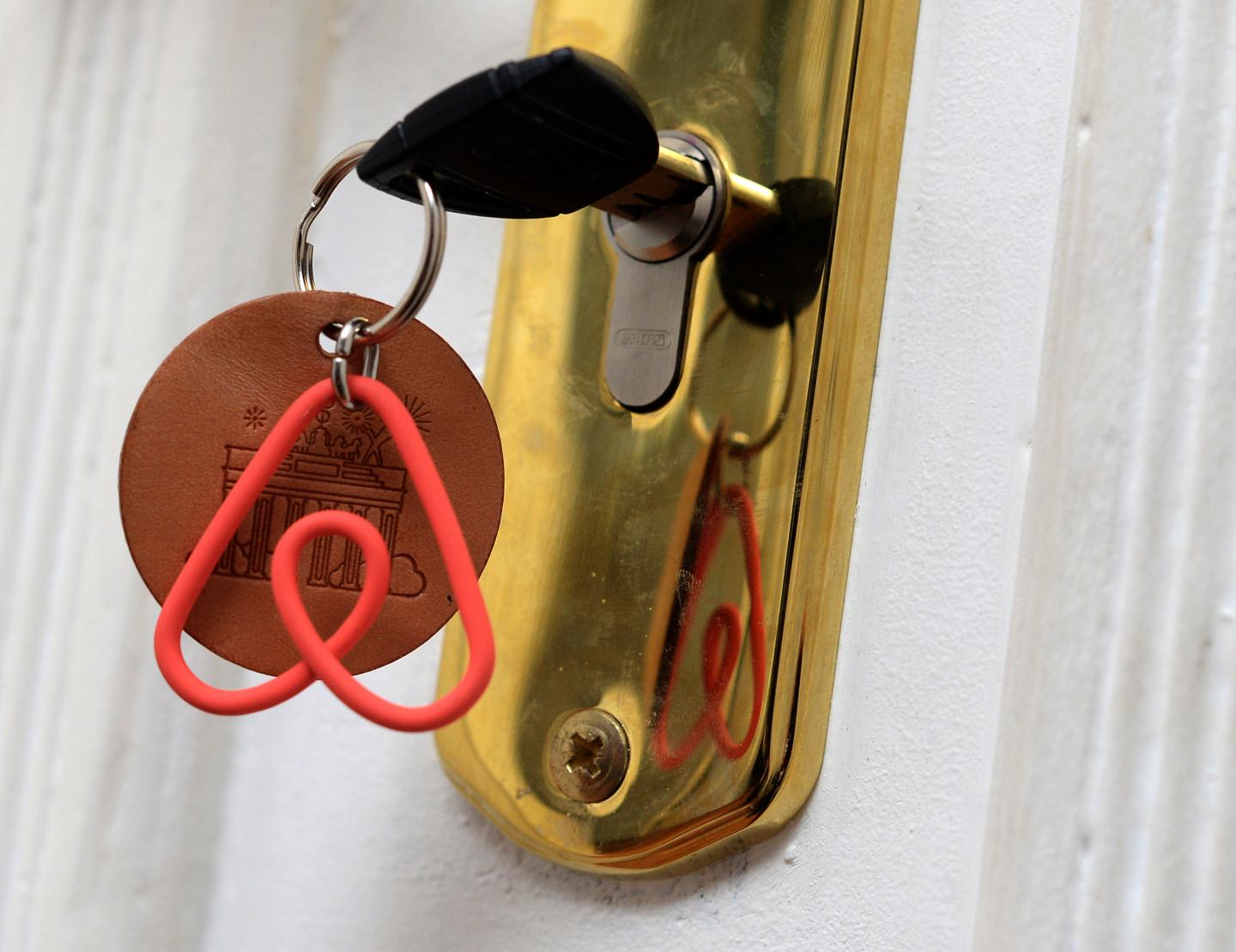 Wohnungsschlüssel mit Airbnb-Anhänger