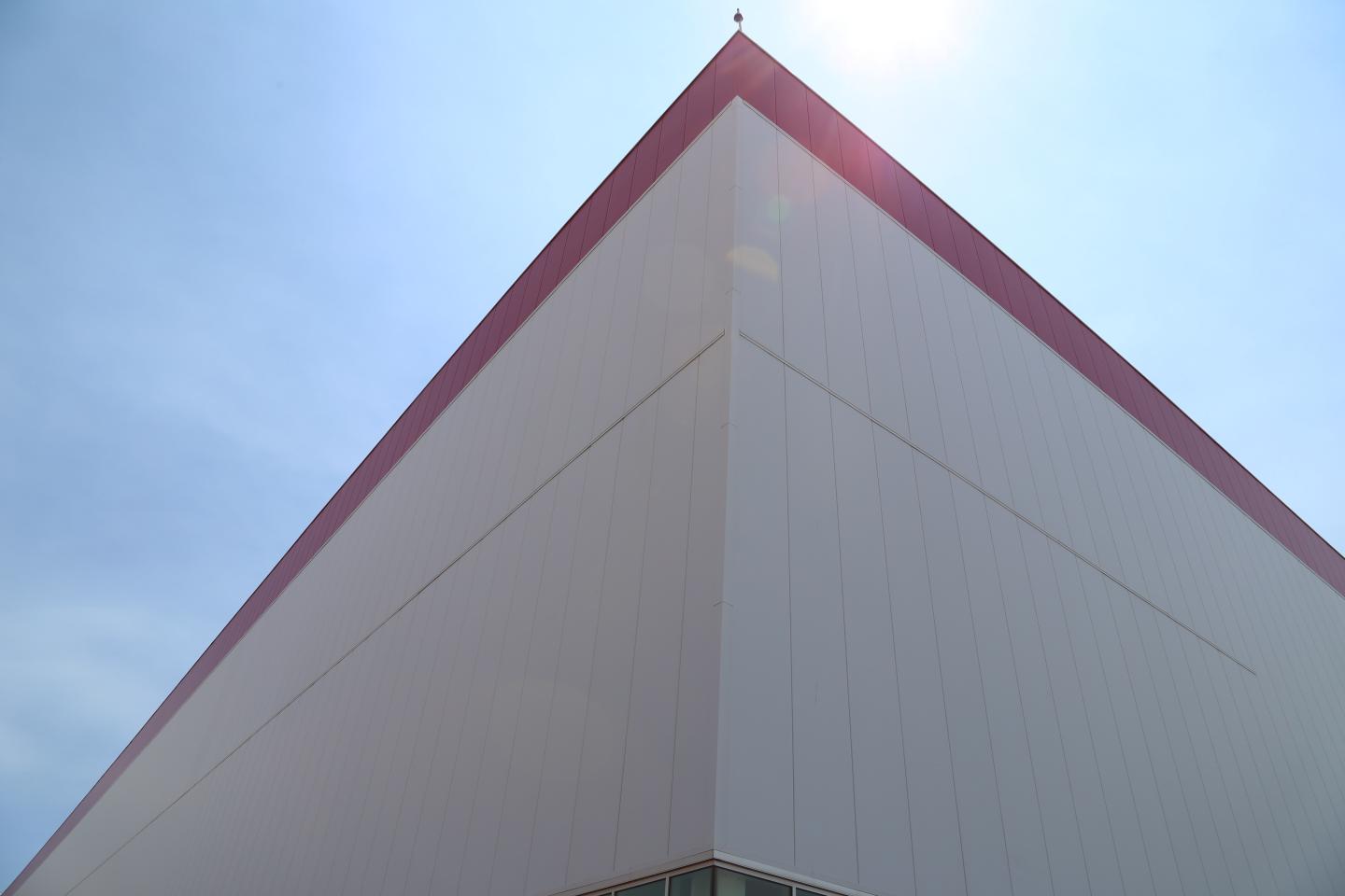 For Elon Musk’s Tesla Gigafactory, Bigger Is Better