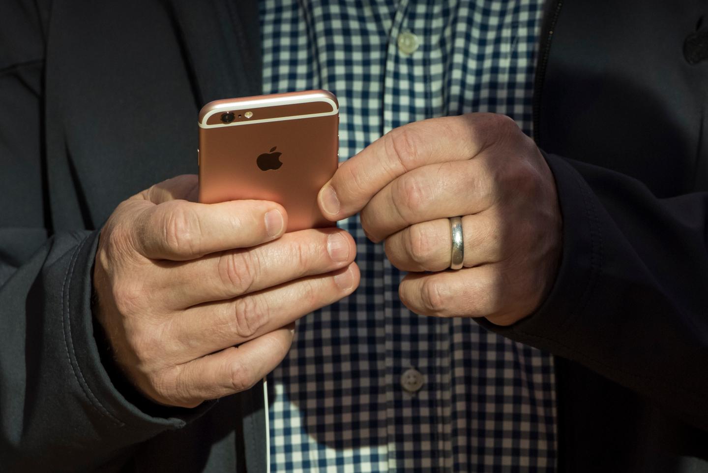 Survey: Less than 10% of Users Very or Extremely Likely to Upgrade to iPhone 7