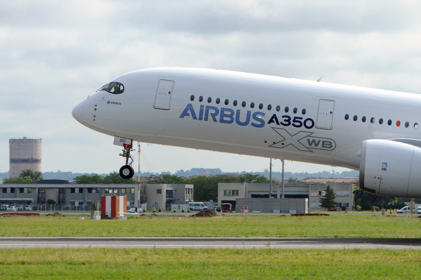 FRANCE-AVIATION-COMPANY-AIRBUS-BOEING-TAKEOFF