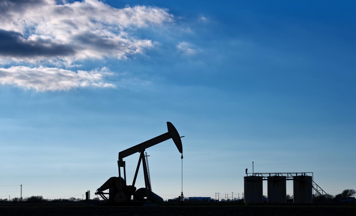 Views Of Tankers &amp; Refineries As Oil Trades Near 12-Year Low