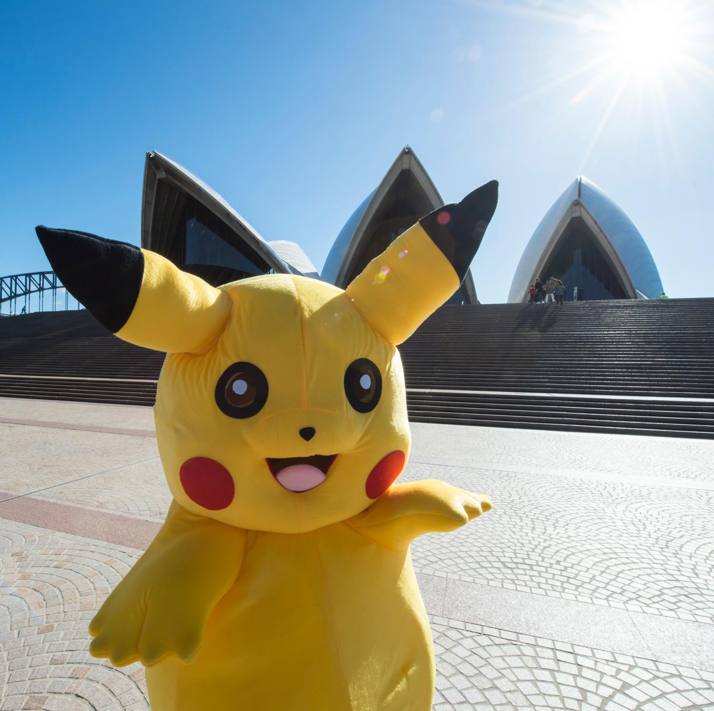 Pokemon GO Fans Chase Giant Pikachu Through Streets Of Sydney