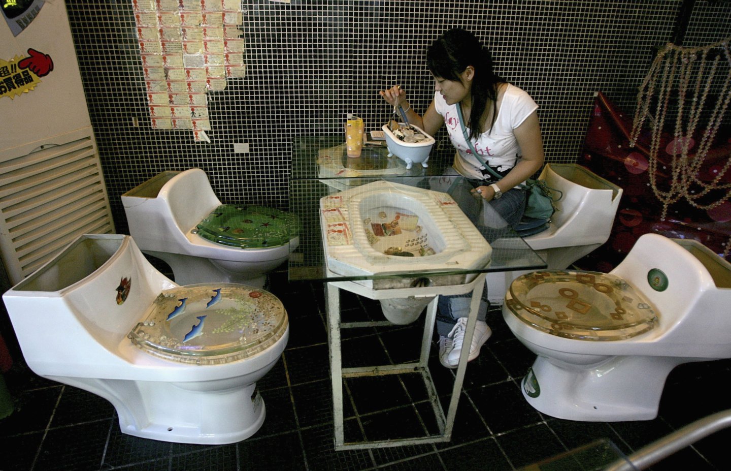 Business Booming At Toilet-Themed Restaurant In Shenzhen