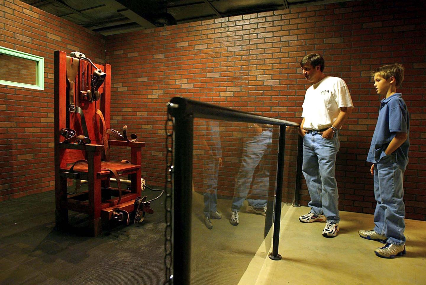 US-TEXAS PRISON MUSEUM-OLD SPARKY-VISITORS