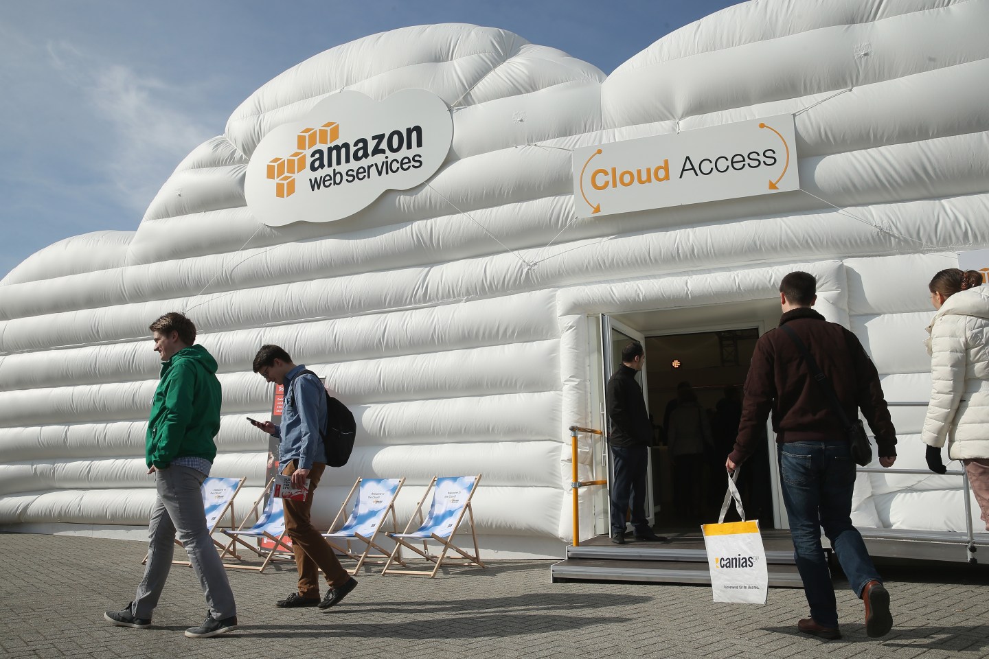 microsoft cloud and walmart to compete against amazon web service