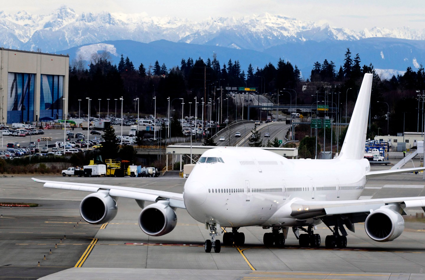 Boeing Delivers First 747-8 Intercontinental