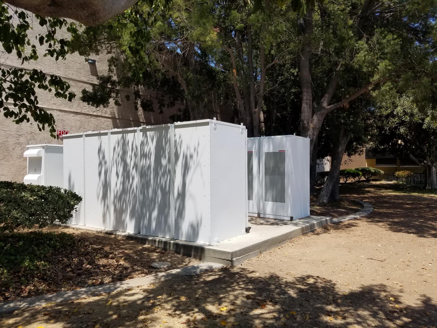 This Southern California Mall Just Started Using Tesla Batteries