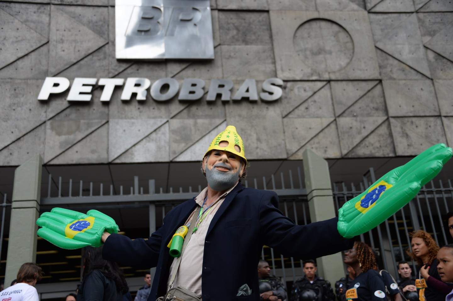 BRAZIL-CORRUPTION-PETROBRAS-COMPERJ-WORKERS-PROTEST