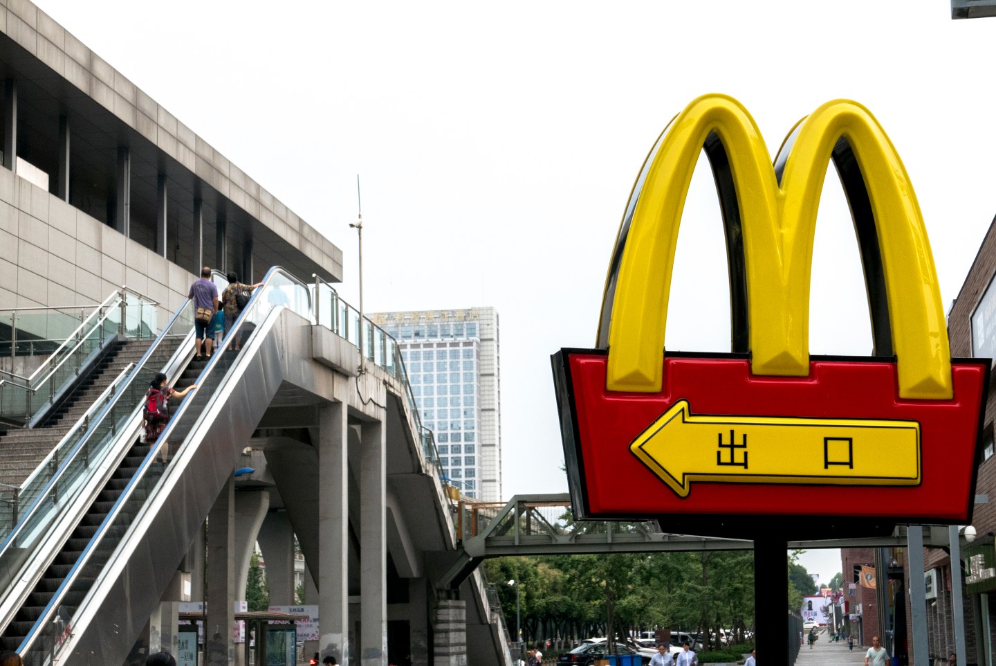 Logo of a McDonald's Drive-Through Restaurant, directing the