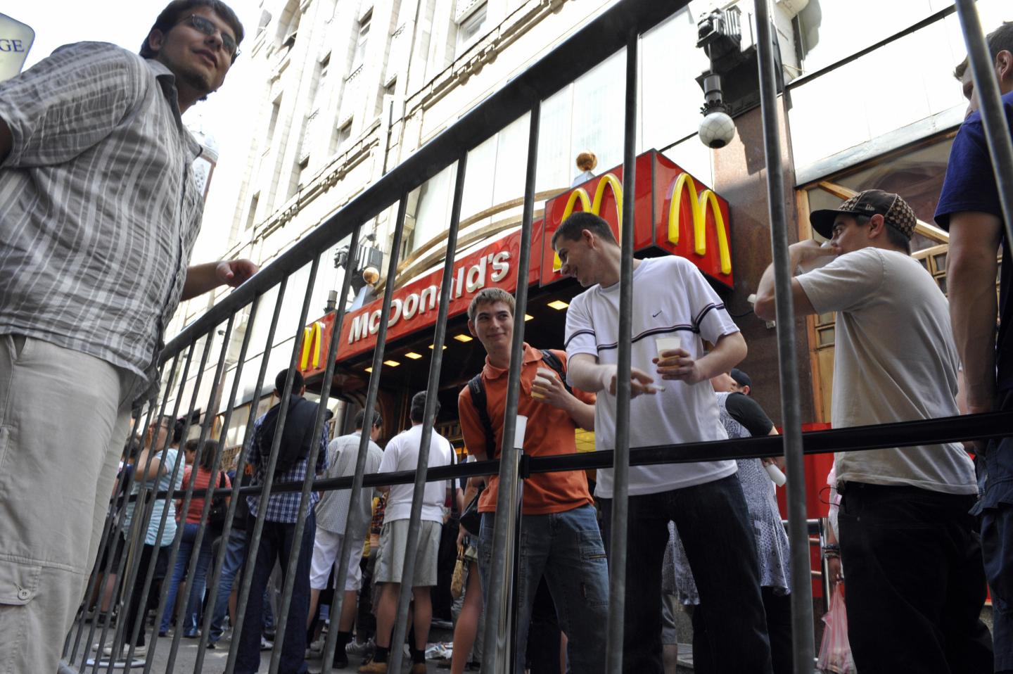 Hundreds of Hungarians and tourists wait
