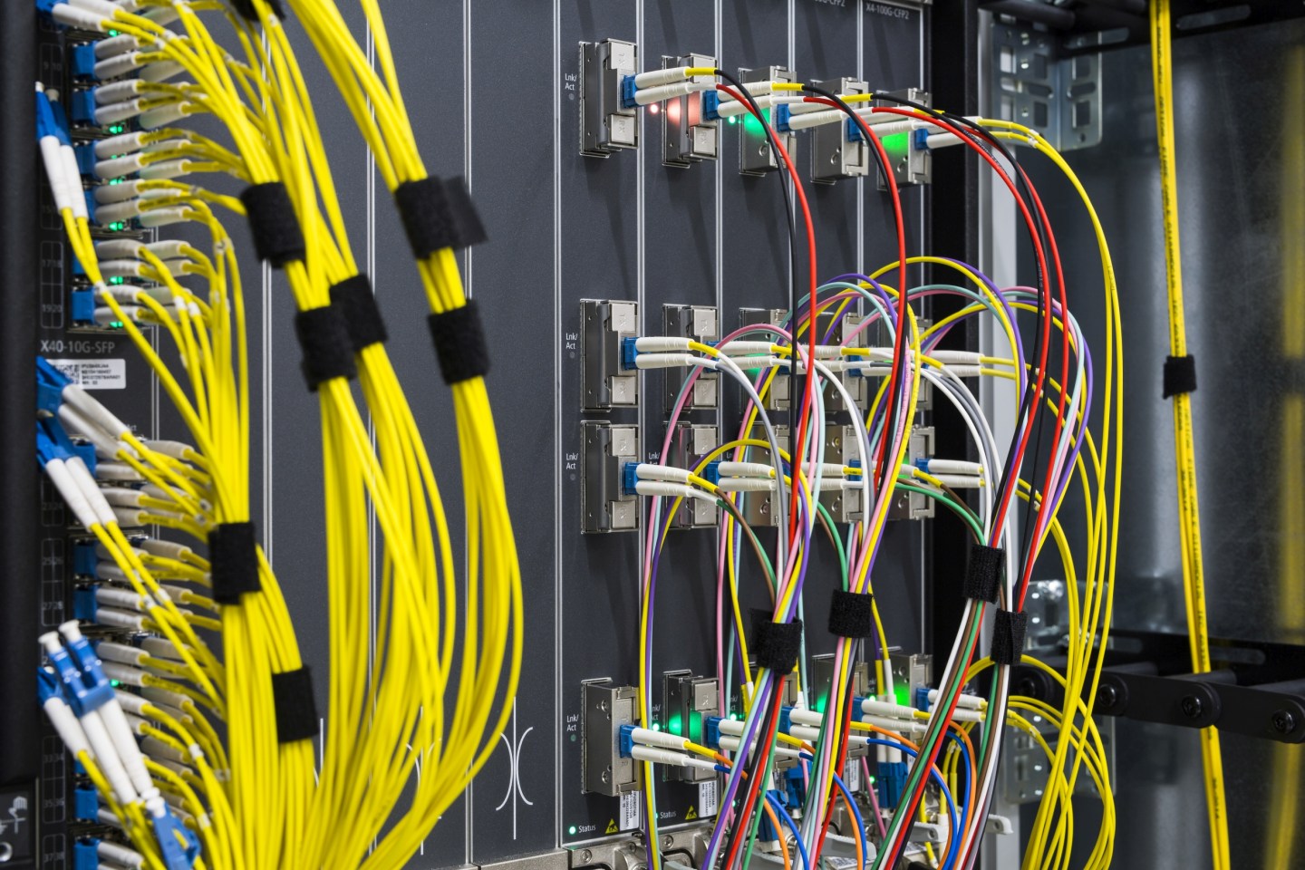 Systems in a De-Cix Internet exchange point
