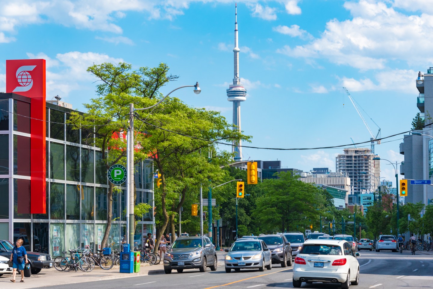 Toronto city skyline: Cars riding in front of modern