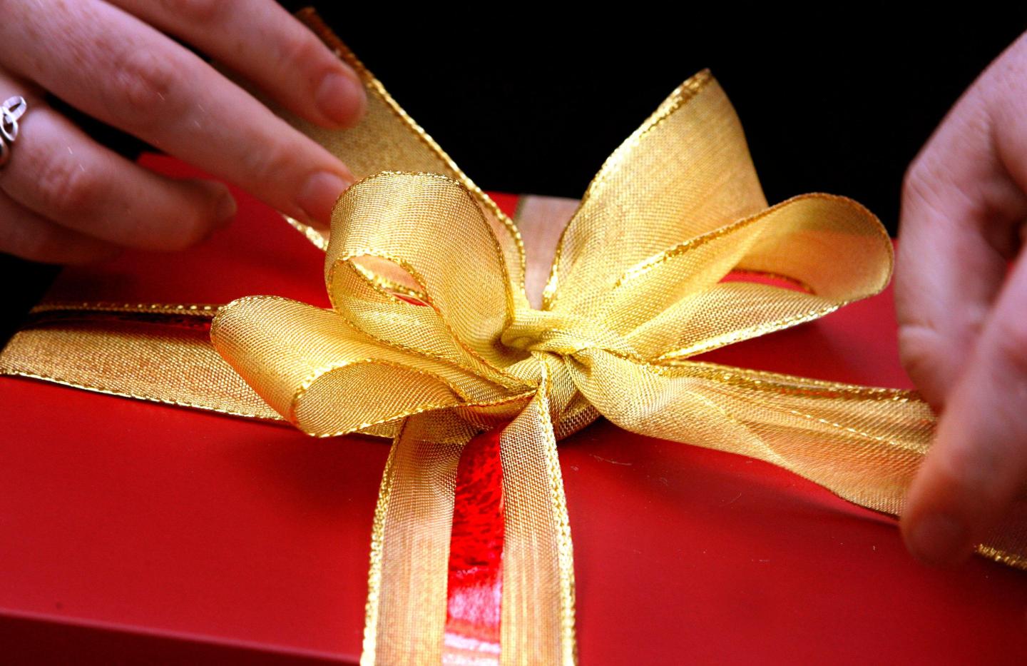 A gift is so perfectly wrapped for Chrismas, 11 December 2006. AFR Picture by J