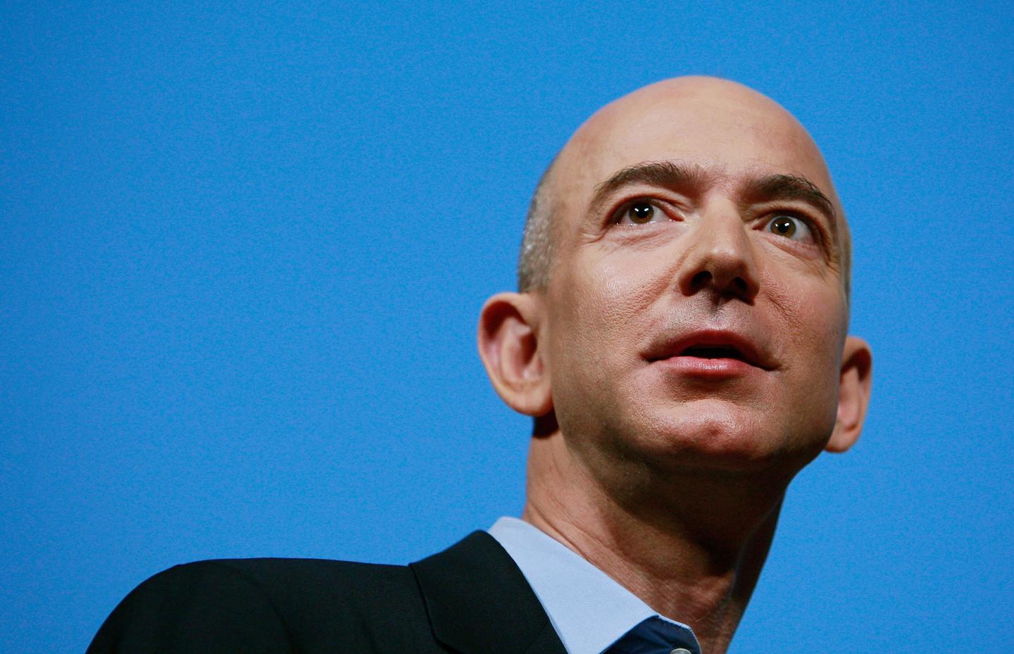 Amazon's Jeff Bezos Introduces Kindle 2 At NYC Press Conference