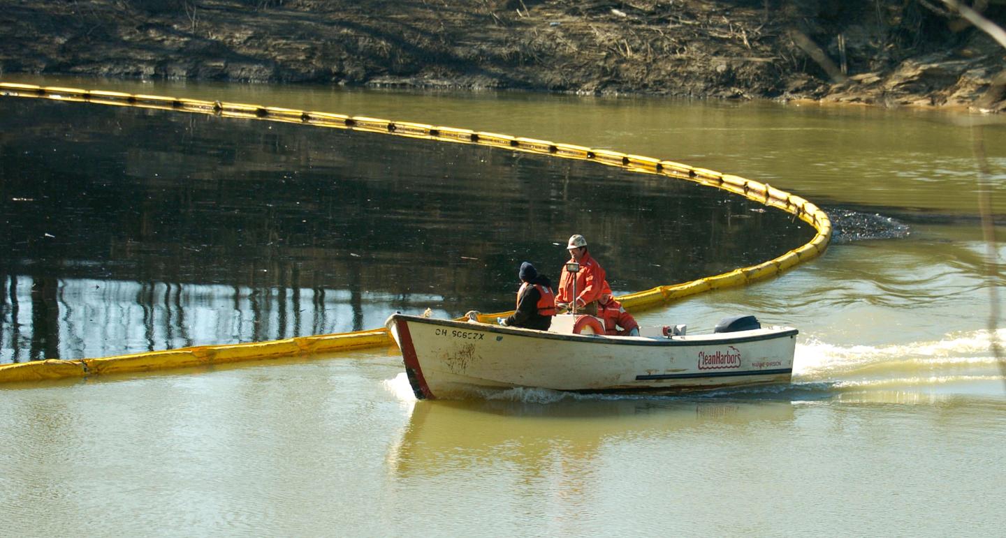 Oil Spill Threatens Contamination Of Ohio River