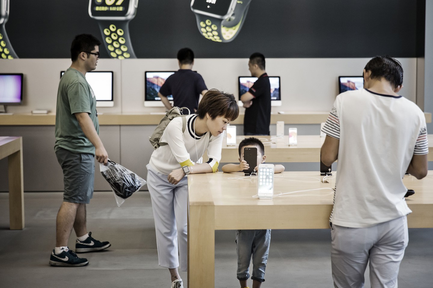 Apple iPhone 7 And Apple Watch Series 2 Go On Sale in China