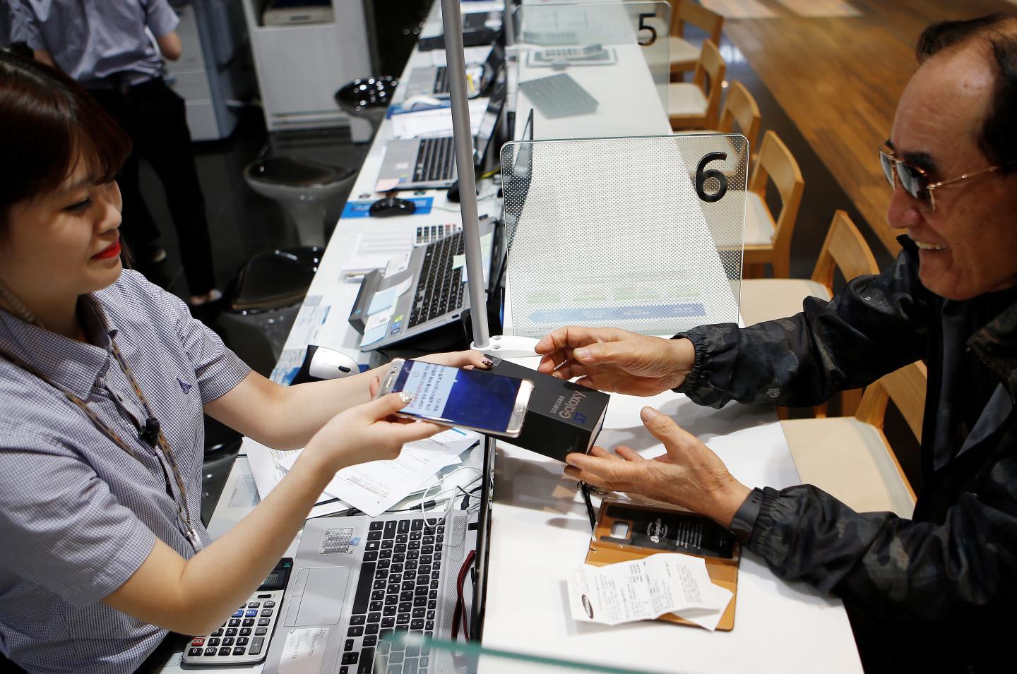 A customer exchanges his Samsung Electronics' Galaxy Note 7 to Galaxy S7 at company's headquarters in Seoul