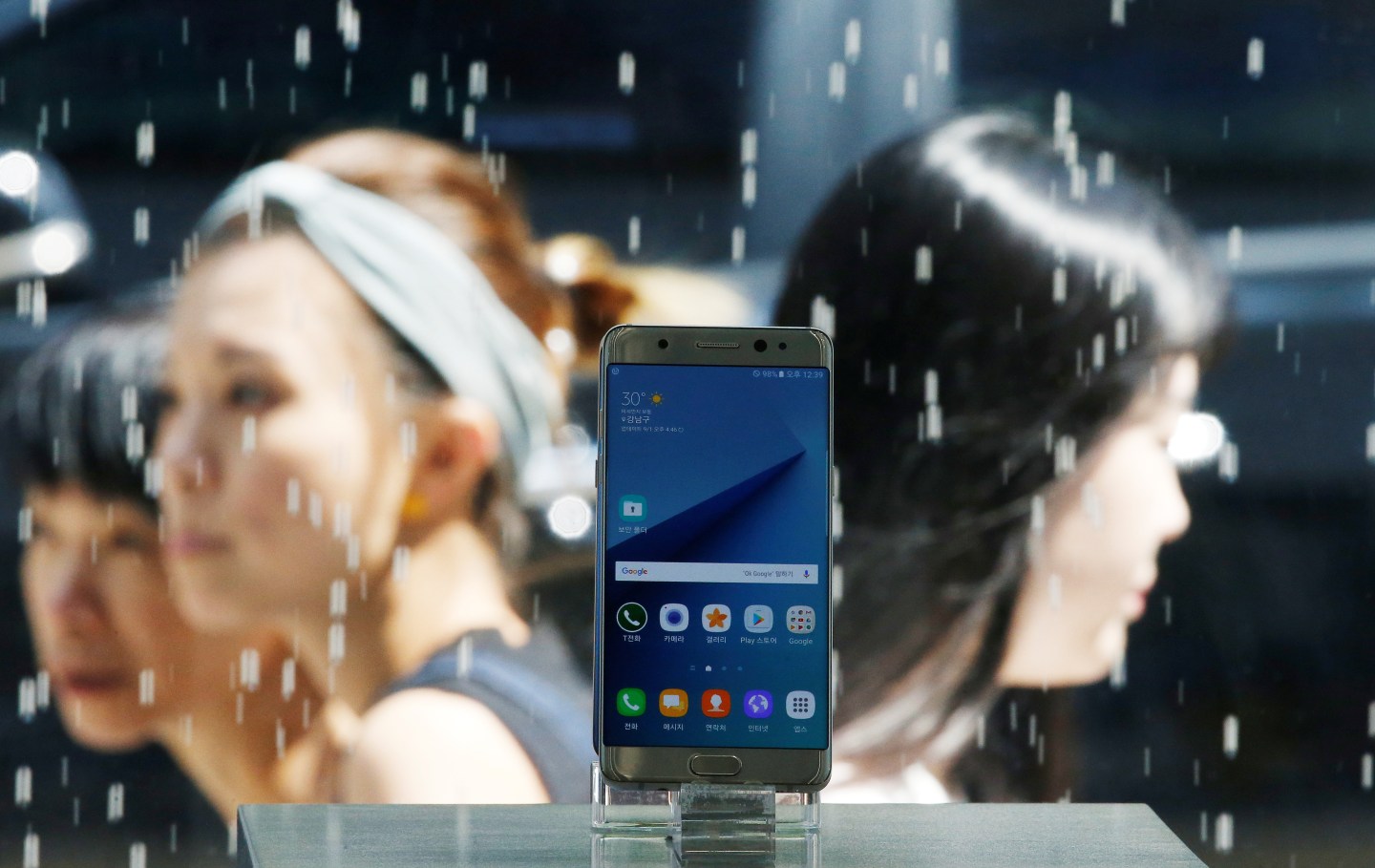 A Samsung Electronics' Galaxy Note 7 new smartphone is displayed at its store in Seoul