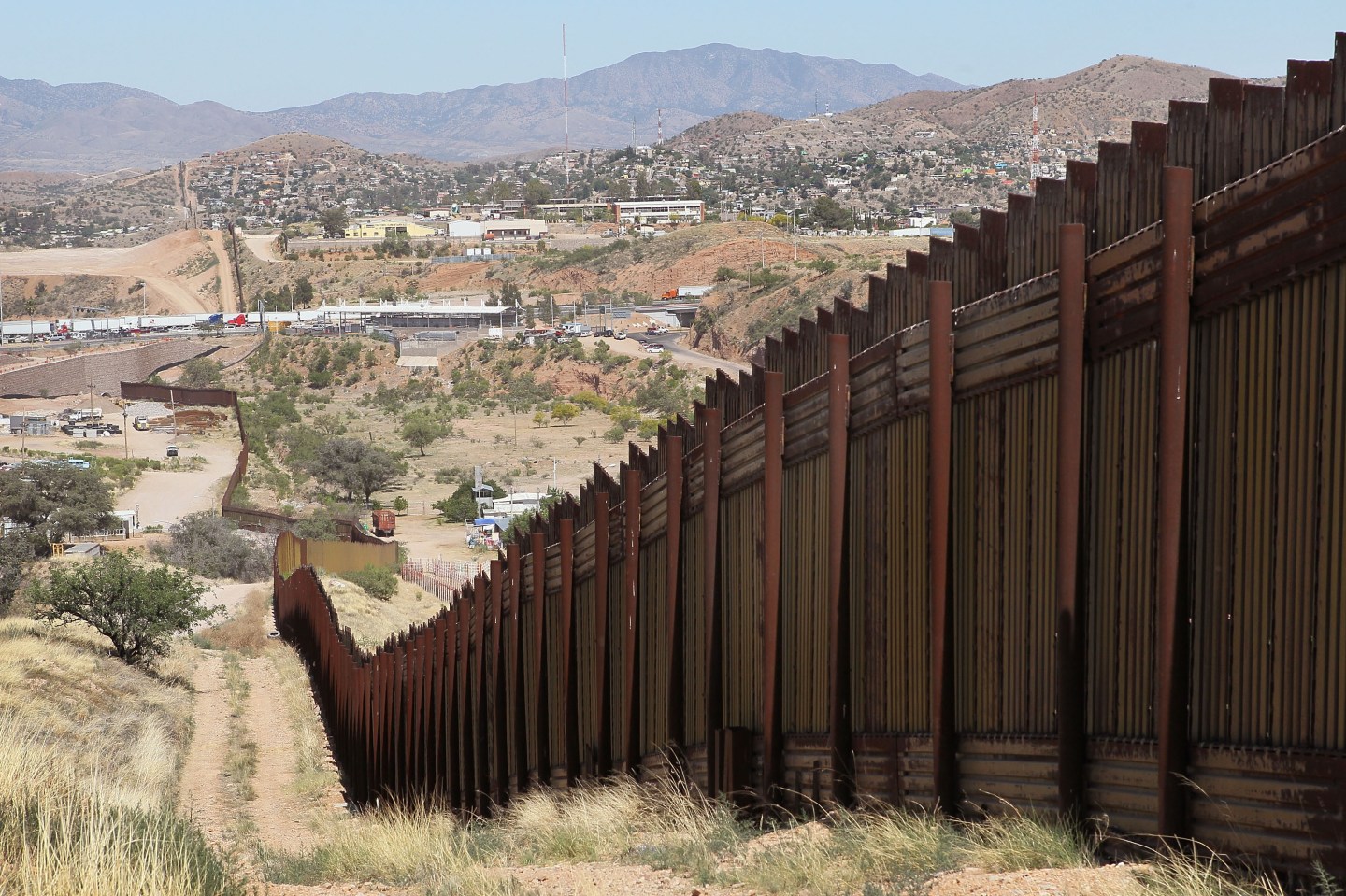 Border Agents Struggle To Keep Immigrants From Illegally Crossing AZ Border