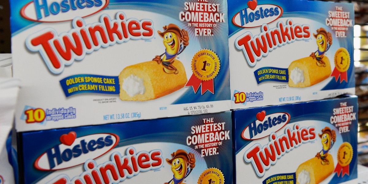 Hostess Twinkies Snack Cakes, Golden Sponge Cake with Crème Filling, 21.73 oz, 16 Count Hostess Twinkies Snack Cakes, Golden Sponge Cake with Crème Filling, 21.73 oz, 16 Count