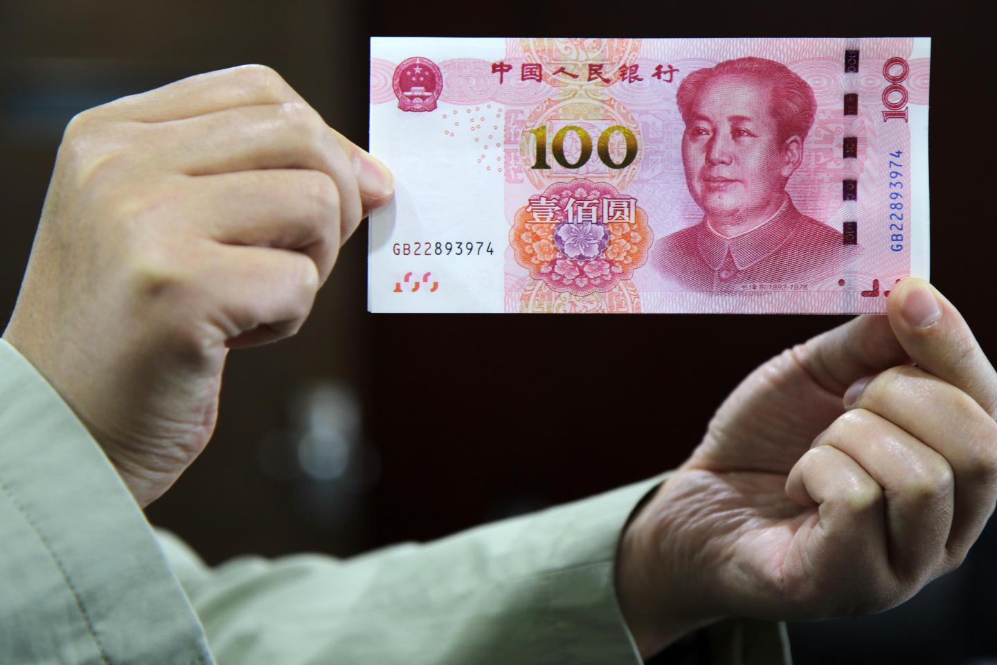Chinese New 100 Yuan Notes Wheeled Out