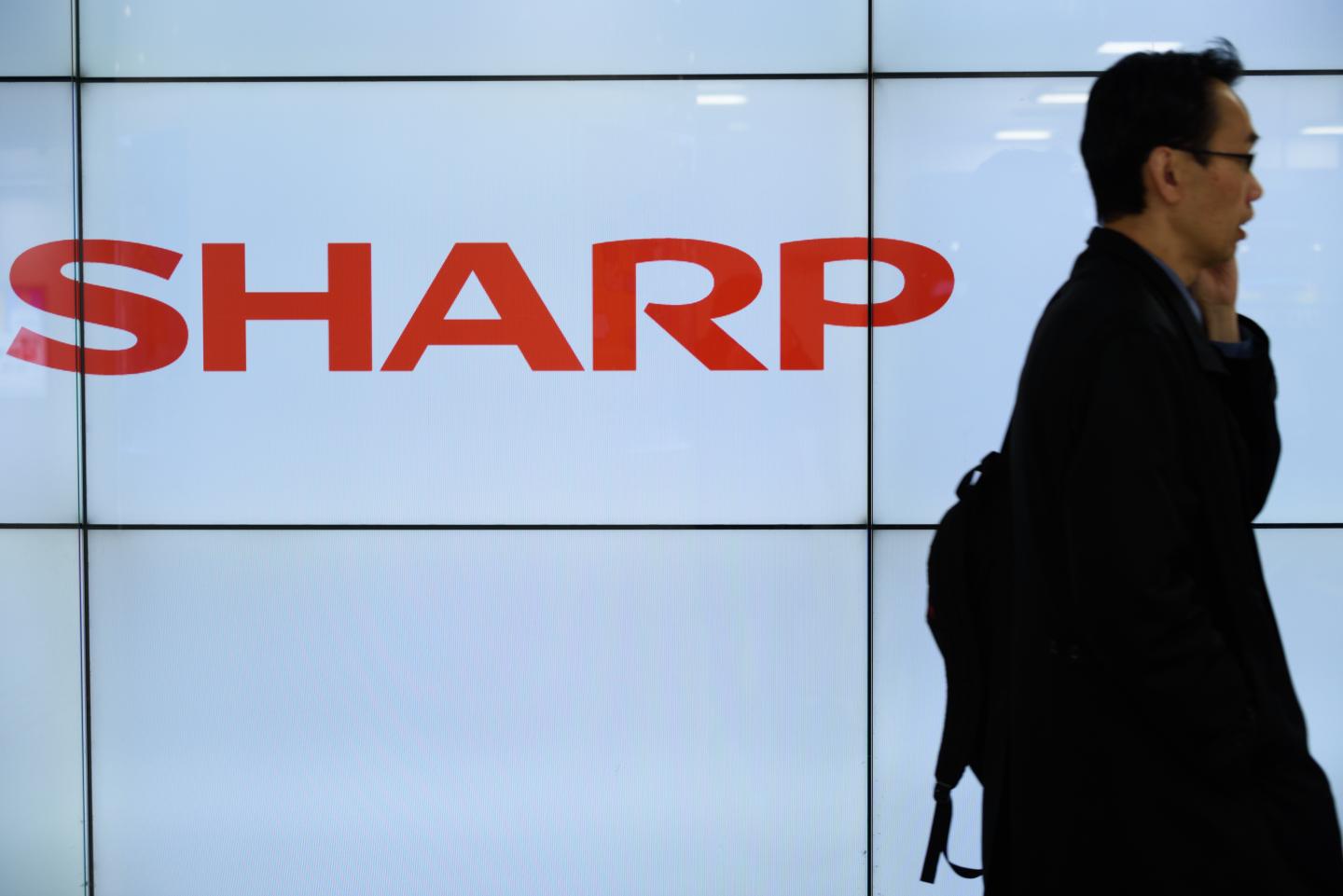 Sharp Said to Favor INCJ's Rescue Plan Over Higher Foxconn Offer