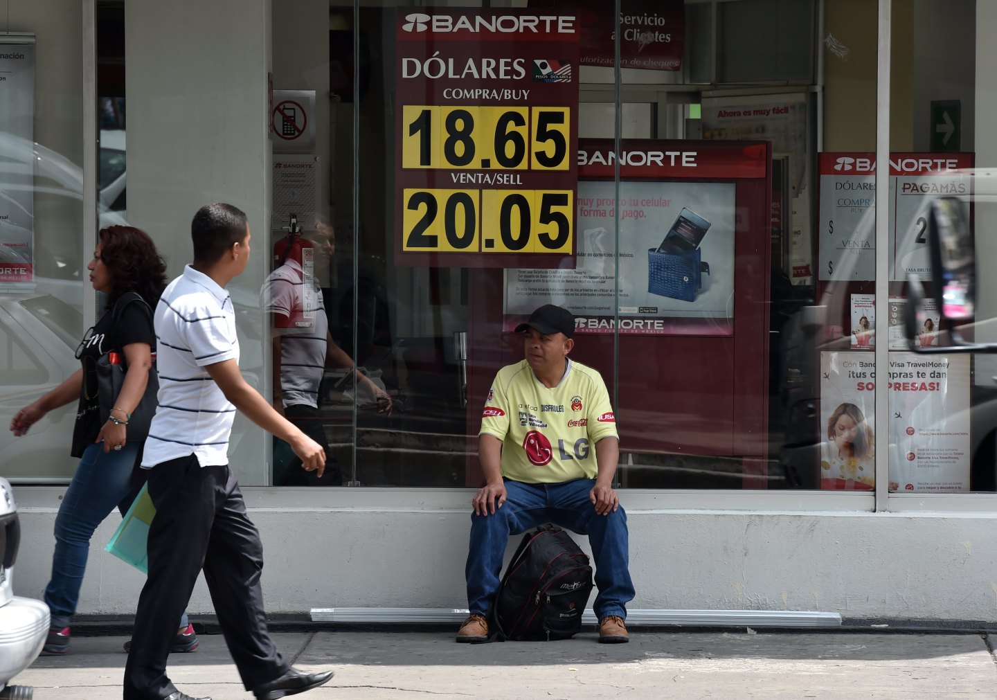 The currency board of a bank in the financial system shows the dollar exchange rate, in Mexico City, on September 22, 2016.