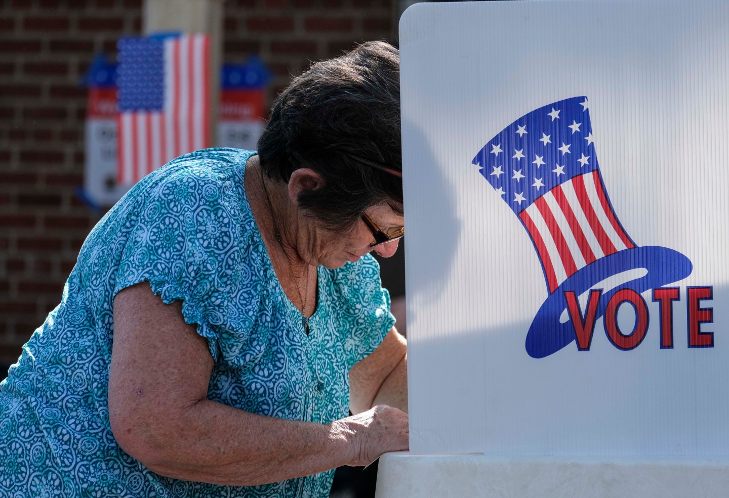 A voter fills out her ballot at a polling station in Los Angeles, California, the United States, on Nov. 6, 2016.