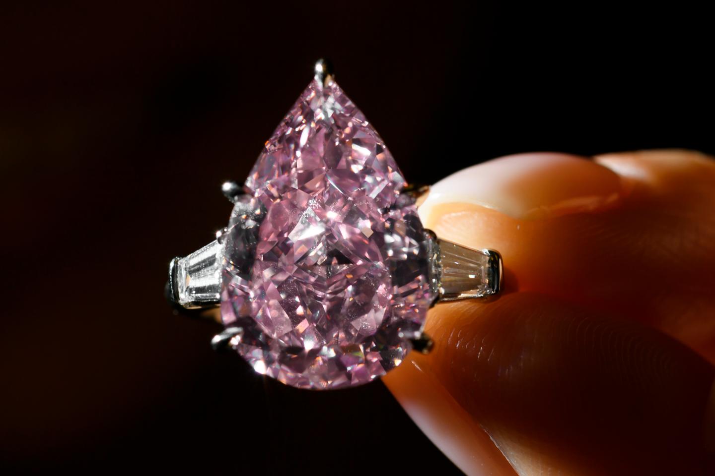 SWITZERLAND-LUXURY-AUCTION-DIAMOND
